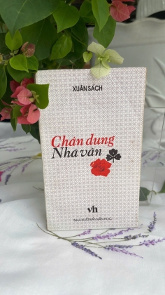 CHÂN DUNG NHÀ VĂN - XUÂN SÁCH