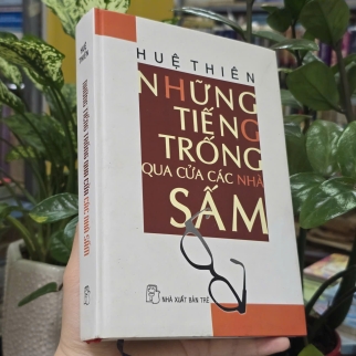 NHỮNG TIẾNG TRỐNG QUA CỬA CÁC NHÀ SẤM (BÌA CỨNG) - HUỆ THIÊN