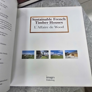 SUSTAINABLE FRENCH TIMBER HOUSES L'AFFAIRE DE WOOD (BÌA CỨNG) - JOEL CARIOU