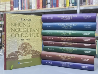 NHỮNG NGƯỜI BẠN CỐ ĐÔ HUẾ ( BÌA CỨNG)